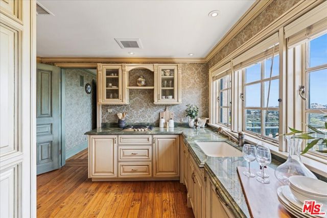 19000 Dorlon Drive, Tarzana CA: https://media.crmls.org/mediaz/cd463030-6362-4679-a841-c6c4e43d07c1.jpg