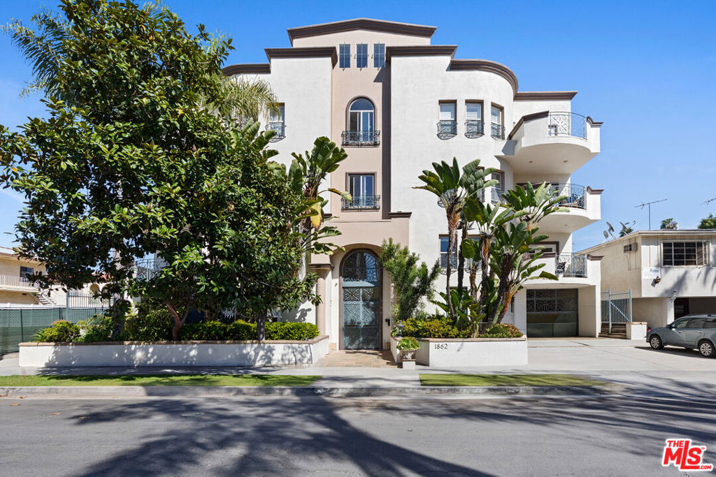 1862 S Bentley Avenue #202