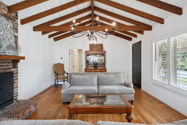 566 Rancho Road, Thousand Oaks CA: https://media.crmls.org/mediaz/cd472215-7e8f-4d10-b5c8-5f06d747f26f.jpg