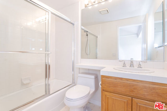 27350 Landon Place, Valencia CA: https://media.crmls.org/mediaz/cd4859c7-2d6c-44b2-be9f-72989fbcf284.jpg