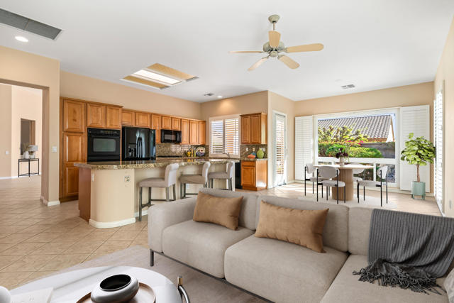 35882 Royal Sage Court, Palm Desert CA: https://media.crmls.org/mediaz/cd485c48-515d-483e-9c9c-40dab91393cd.jpg