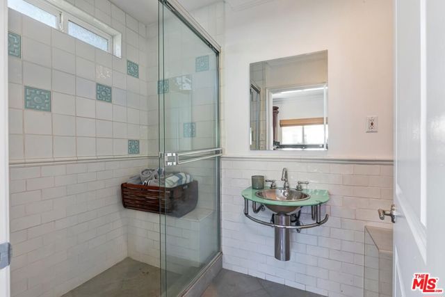 513 North Canon Drive photo 30