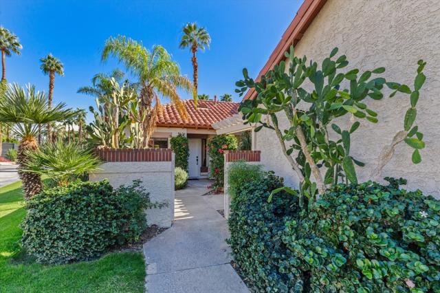 126 Avellino Circle, Palm Desert CA: https://media.crmls.org/mediaz/cd4879ff-b242-4d1d-bbe9-503b8e861902.jpg