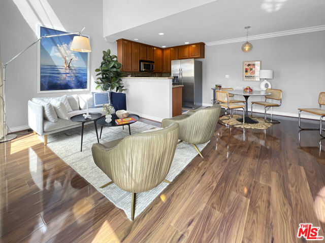 4211 Arch Drive, Studio City CA: https://media.crmls.org/mediaz/cd49aeb7-eb01-4ca5-8de8-b0bbf5c79e56.jpg
