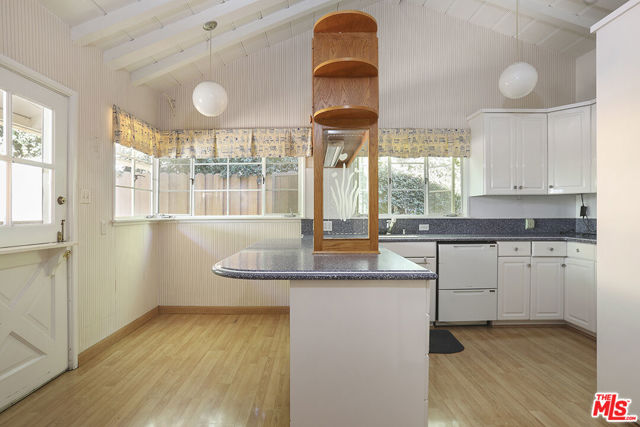 1749 Franklin Canyon Drive photo 4