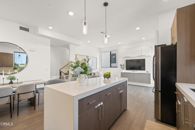 Detail Gallery Image 7 of 15 For 3221 W Robinson Lane Ln, Los Angeles,  CA 90026 - 3 Beds | 2/1 Baths