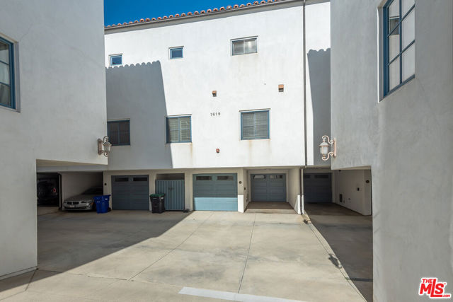 1619 Artesia Boulevard, Manhattan Beach CA: https://media.crmls.org/mediaz/cd4ae7be-6180-4329-ad69-63287e2741b1.jpg