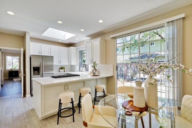 304 Windmill Park Lane, Mountain View CA: https://media.crmls.org/mediaz/cd4b0c31-e703-42bd-b4ed-58b3c90534f9.jpg