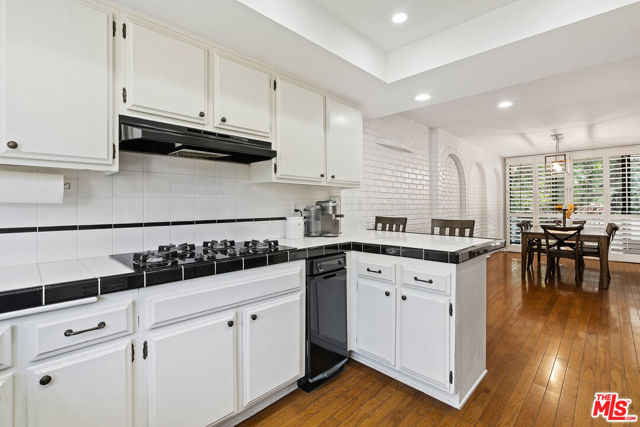 5757 Owensmouth Avenue, Woodland Hills CA: https://media.crmls.org/mediaz/cd4b3977-7808-4e1f-b5bf-b6a93feef26f.jpg
