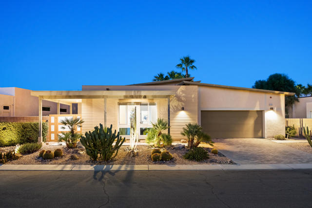562 Skylar Lane, Palm Springs CA: https://media.crmls.org/mediaz/cd4b5846-0c27-448b-a34e-cc26f48e2c6d.jpg