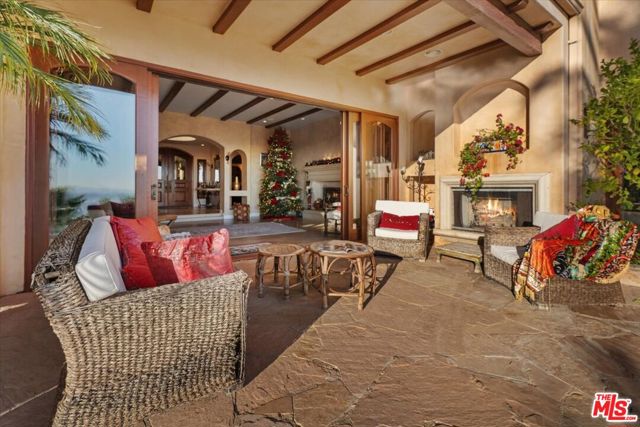 1740 Carla, Beverly Hills CA: https://media.crmls.org/mediaz/cd4bcba1-da43-4ce6-a15b-090819920d62.jpg