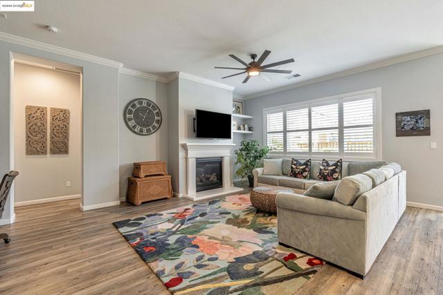 226 Wynn St, Oakley CA: https://media.crmls.org/mediaz/cd4dd471-e514-4e0d-b9b6-08a610c983ba.jpg