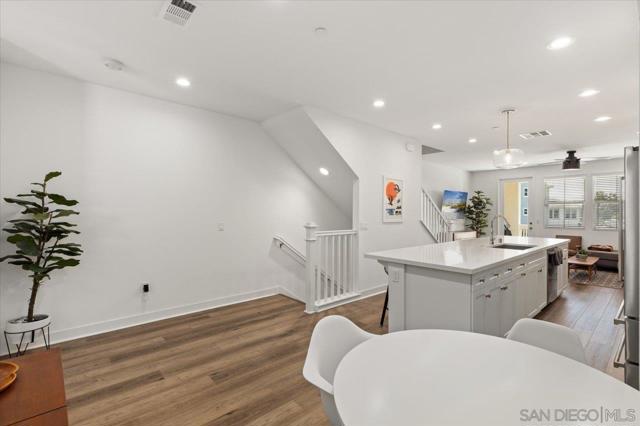 1107 Hibiscus Way, Oceanside CA: https://media.crmls.org/mediaz/cd4e0a43-33e2-4558-b019-c14416da9343.jpg