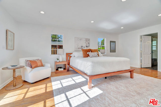 6001 Oakdale Avenue, Woodland Hills CA: https://media.crmls.org/mediaz/cd4ee765-4a56-4d6b-9403-83e0c460c877.jpg