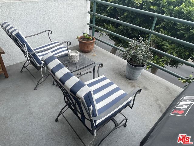 2950 Neilson Way, Santa Monica CA: https://media.crmls.org/mediaz/cd4f3294-0761-444d-b044-00e93926dd52.jpg