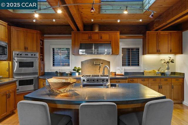 39 El Toyonal, Orinda CA: https://media.crmls.org/mediaz/cd50209a-5ca3-4329-b8f8-c7d3a92cee30.jpg