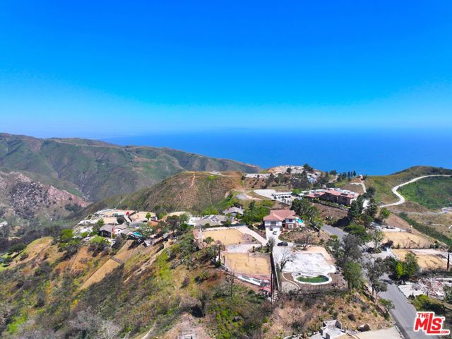 23309 W Paloma Blanca Drive, Malibu CA: https://media.crmls.org/mediaz/cd516215-6c7f-4675-9d8f-635940264fb2.jpg