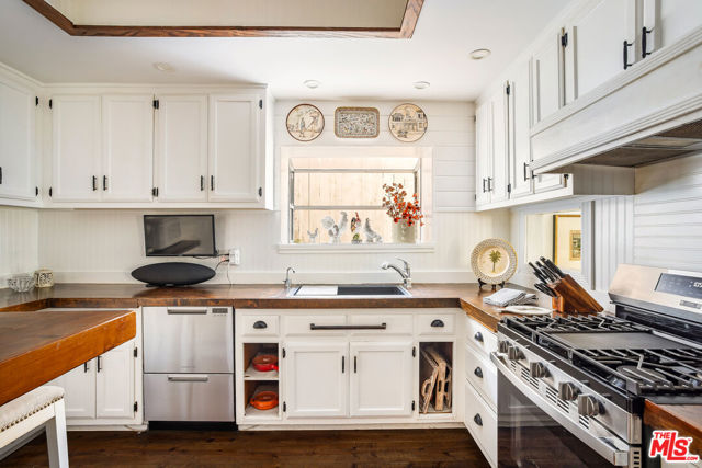 1647 N Beverly Glen Boulevard, Los Angeles CA: https://media.crmls.org/mediaz/cd517de5-43a3-4979-9727-01644fc044dc.jpg