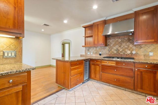 4385 Camellia Avenue, Studio City CA: https://media.crmls.org/mediaz/cd557618-63f3-44cd-a04e-2a6549184a10.jpg