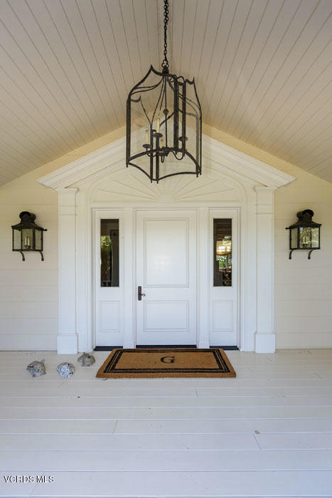 1464 Hidden Valley Road, Thousand Oaks CA: https://media.crmls.org/mediaz/cd5708c1-578c-4d73-990d-ec0f238db408.jpg