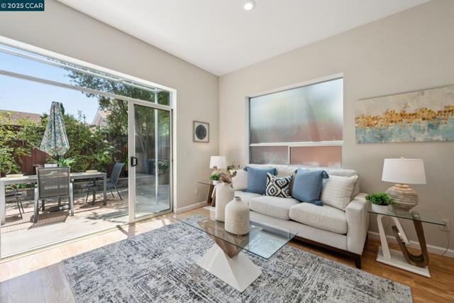 1017 45Th St, Emeryville CA: https://media.crmls.org/mediaz/cd574df4-f77b-474c-a800-32bf06b9142c.jpg