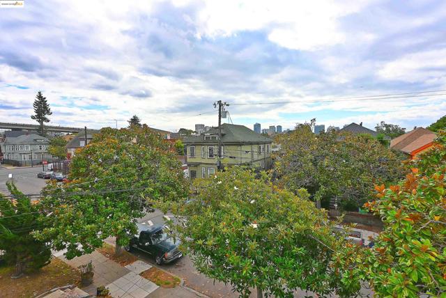 672 33Rd St, Oakland CA: https://media.crmls.org/mediaz/cd57be5f-5a9a-4be4-adfc-91cc26713c32.jpg