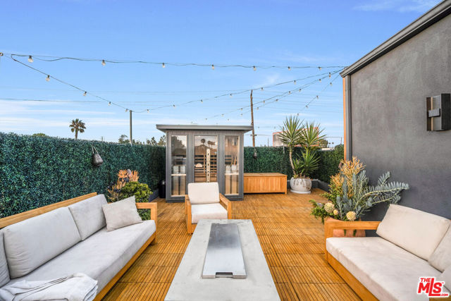 2513 Lincoln Boulevard, Venice CA: https://media.crmls.org/mediaz/cd57fa03-fa1e-4dd1-a5fb-8bf340e4ee1a.jpg