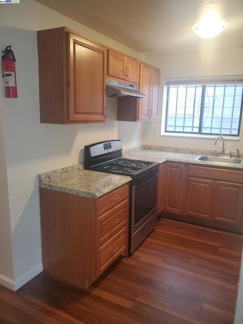 6109 Foothill Blvd, Oakland CA: https://media.crmls.org/mediaz/cd58f15f-3bb5-4bfb-a5cb-676c068d449d.jpg