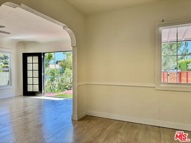 2927 S West View Street, Los Angeles CA: https://media.crmls.org/mediaz/cd599d19-f512-426a-80d9-ea725e033153.jpg