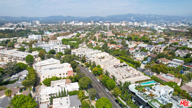 1318 Roxbury Drive, Los Angeles CA: https://media.crmls.org/mediaz/cd5a1f90-ec2e-4c32-bc5d-ca7be5967b4c.jpg