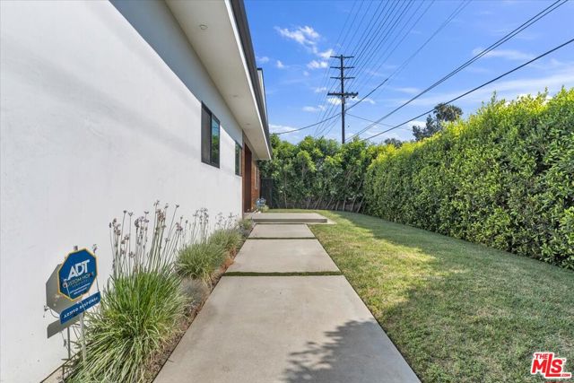 5456 Hazeltine Avenue, Sherman Oaks CA: https://media.crmls.org/mediaz/cd5a4019-e117-4772-883a-c8ccf6dc433c.jpg