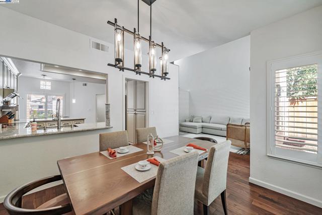 6192 Lakeview Cir, San Ramon CA: https://media.crmls.org/mediaz/cd5ad119-c43a-4932-a55b-0160c3c1b7d6.jpg