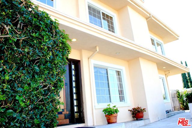 11502 Dona Teresa Drive, Studio City CA: https://media.crmls.org/mediaz/cd5be596-0ab9-493e-abd1-10910ac74d1b.jpg