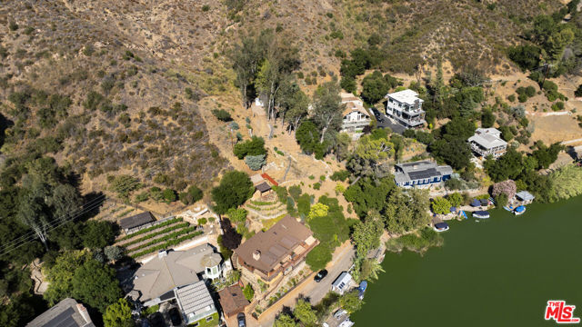 2100 Lakeshore Drive, Agoura Hills CA: https://media.crmls.org/mediaz/cd5bf444-d190-4625-bc5c-f1a9e37ac1c6.jpg