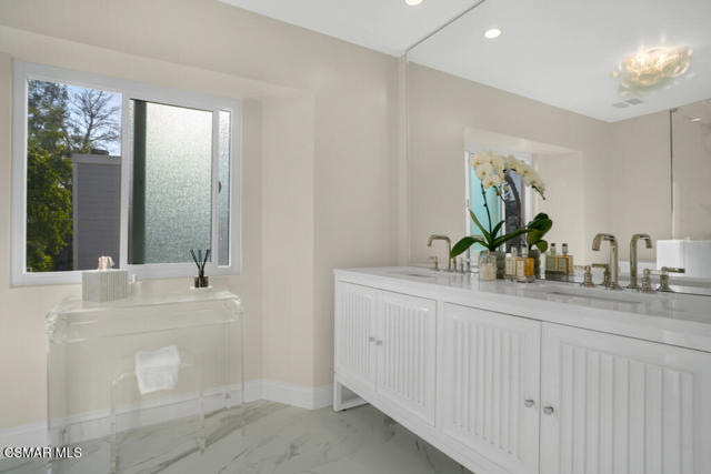 1228 S Westlake Boulevard, Westlake Village CA: https://media.crmls.org/mediaz/cd5c2775-ced5-414f-b3c6-496239622878.jpg