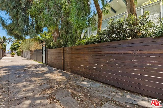 25 20th Avenue photo 3