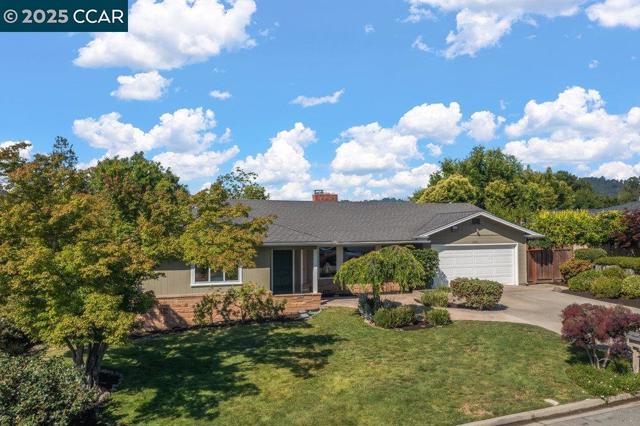 1071 Serrano Ct, Lafayette CA: https://media.crmls.org/mediaz/cd5e37dc-3d6a-493b-8f0c-8c0a783352e3.jpg
