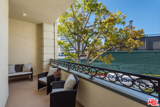 10116 Empyrean Way, Los Angeles CA: https://media.crmls.org/mediaz/cd5e7da0-a814-4c68-98af-6ef237c9453b.jpg