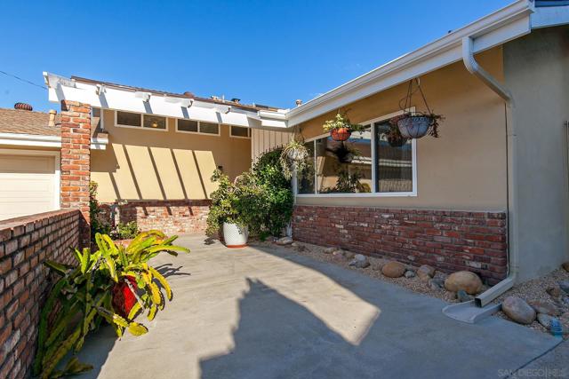 7783 Blue Lake Dr, San Diego CA: https://media.crmls.org/mediaz/cd5f2d74-7bd8-44d8-9c50-fdf906d5ad99.jpg