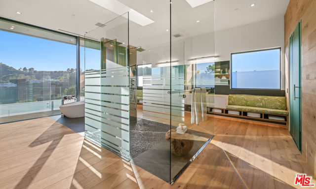 2341 Gloaming Way, Beverly Hills CA: https://media.crmls.org/mediaz/cd5f8058-3c88-4955-838e-c018546d6993.jpg