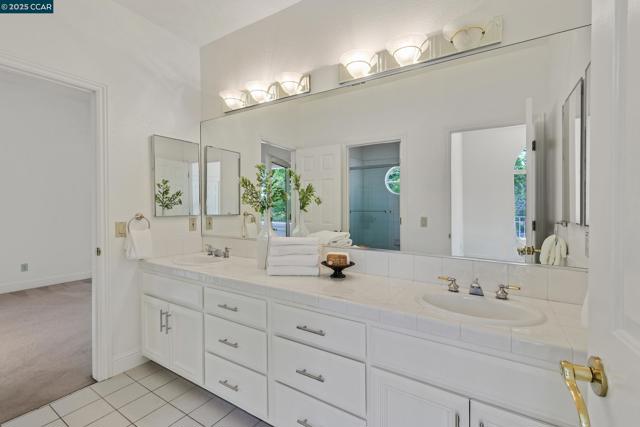 4253 Golden Oak Ct, Danville CA: https://media.crmls.org/mediaz/cd5ff2ec-1c3d-4ce2-86f9-6d5a23cecced.jpg