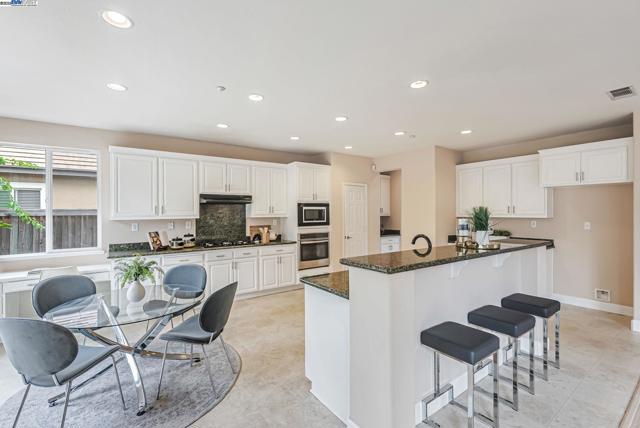 141 Pescara Blvd, Brentwood CA: https://media.crmls.org/mediaz/cd616cc7-9e5f-440e-8edb-7f0edea04e19.jpg