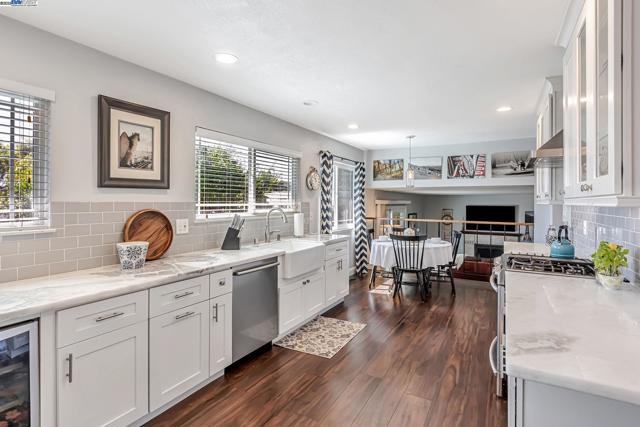 7765 Dublin Green Ct, Dublin CA: https://media.crmls.org/mediaz/cd61a2f4-00e3-4f05-9f0b-8e43532e9129.jpg