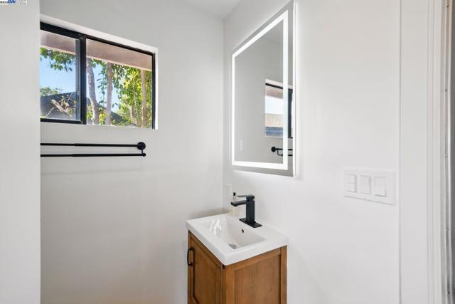 35 San Joaquin Pl, Novato CA: https://media.crmls.org/mediaz/cd61da3a-5b0c-4063-8884-e22641ac691e.jpg