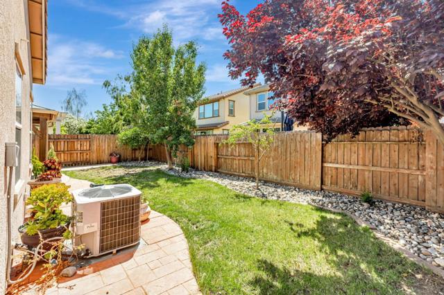 3760 Mirtoon Sea Avenue, Sacramento CA: https://media.crmls.org/mediaz/cd626a76-cc7a-4527-9955-5caceb9e6c3c.jpg