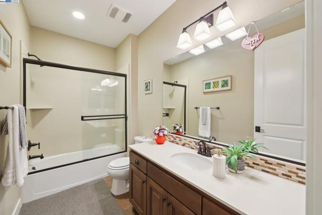 3885 Highpointe Ct, Dublin CA: https://media.crmls.org/mediaz/cd62ec7e-fcfc-454a-9724-d1616e84b1a0.jpg
