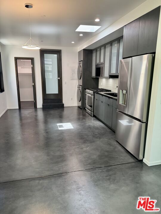 902 N Harper Avenue, West Hollywood CA: https://media.crmls.org/mediaz/cd62fae0-d742-4ec6-a954-70c79cfac005.jpg