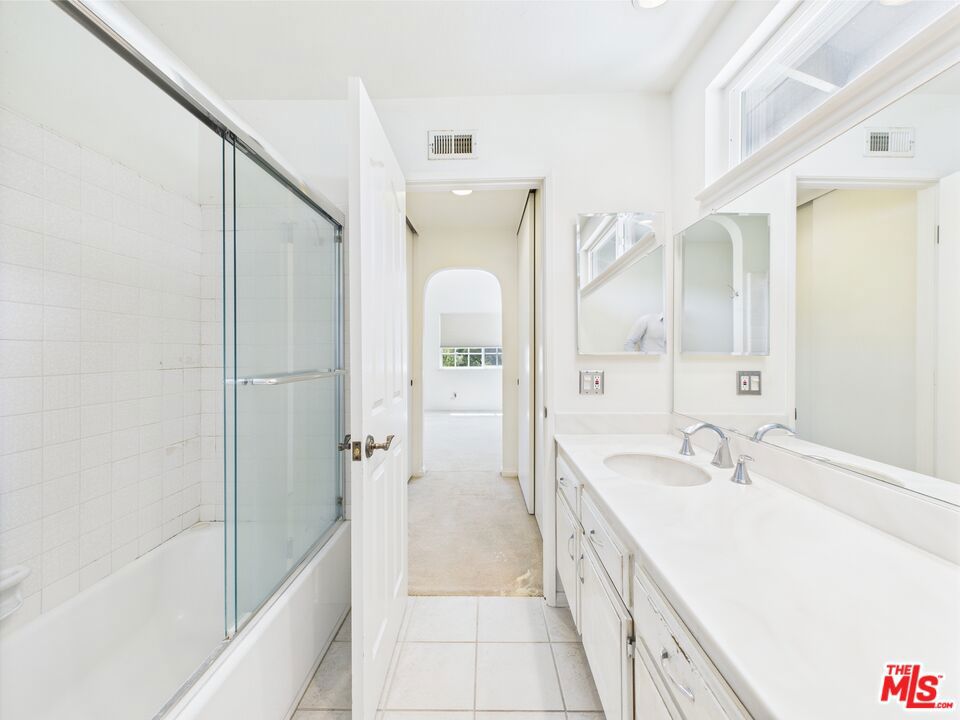 https://media.crmls.org/mediaz/cd635e77-5863-476d-956b-6044aae5943a.jpg?preset=X-Large