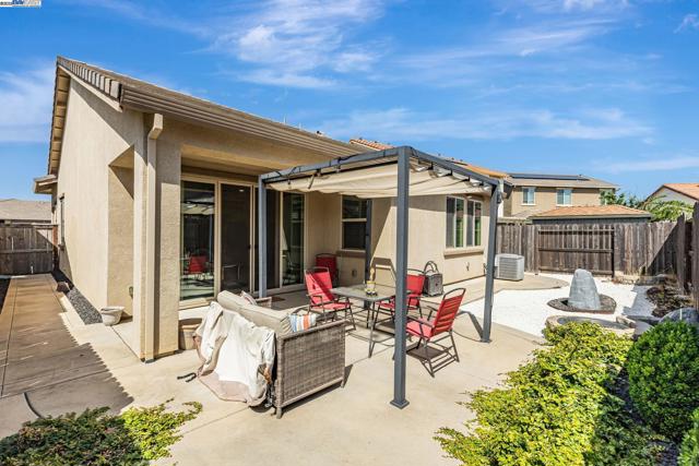9315 Wild Lilac Cir, Sacramento CA: https://media.crmls.org/mediaz/cd64510e-60df-458c-88f1-b3c25b4c0c82.jpg