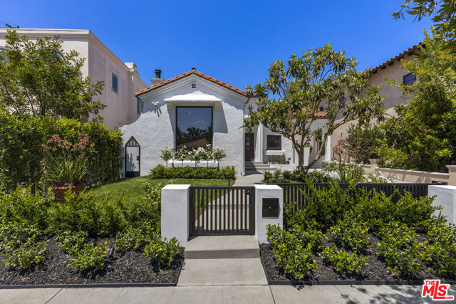 8607 Clifton Way, Beverly Hills CA: https://media.crmls.org/mediaz/cd648b8e-697e-4423-b1b4-5b178df3bcaf.jpg